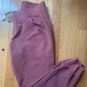 Women’s Figs Zamora Jogger Scrubs in Mauve